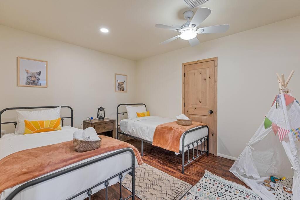 Close To Fresh Creek! Sleeps 12 ~ Amazing Views W/Serene Open Space ~ Hot Tub + Game Room ~ Trails Outside Sedona Extérieur photo