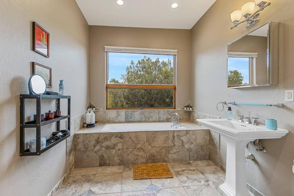Close To Fresh Creek! Sleeps 12 ~ Amazing Views W/Serene Open Space ~ Hot Tub + Game Room ~ Trails Outside Sedona Extérieur photo