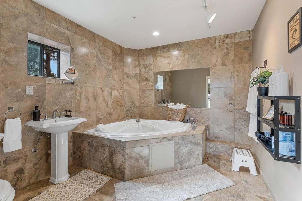 Close To Fresh Creek! Sleeps 12 ~ Amazing Views W/Serene Open Space ~ Hot Tub + Game Room ~ Trails Outside Sedona Extérieur photo
