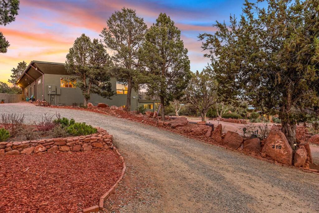 Close To Fresh Creek! Sleeps 12 ~ Amazing Views W/Serene Open Space ~ Hot Tub + Game Room ~ Trails Outside Sedona Extérieur photo
